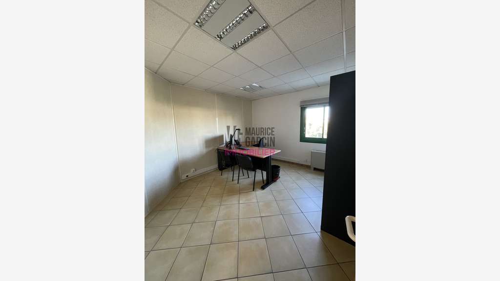 A louer bureaux 350m² R+1 + parking privé Monteux