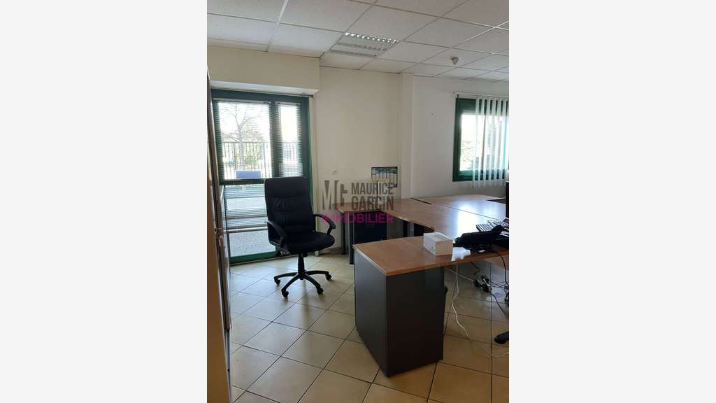 A louer bureaux 350m² R+1 + parking privé Monteux