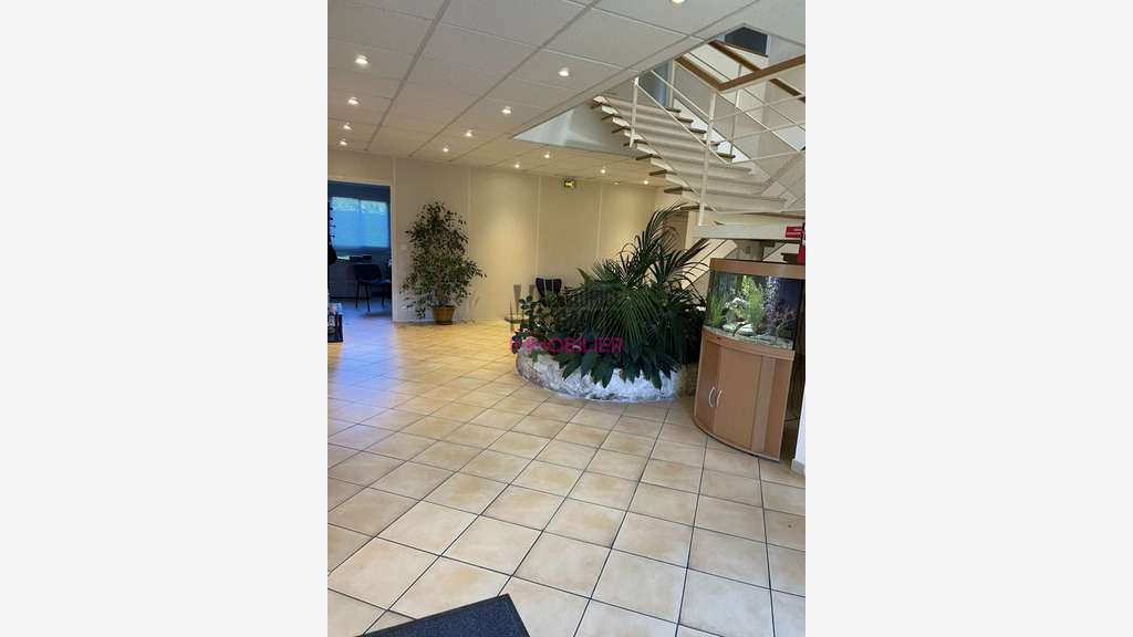 A louer bureaux 350m² R+1 + parking privé Monteux