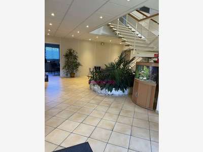 A louer bureaux 350m² R+1 + parking privé Monteux