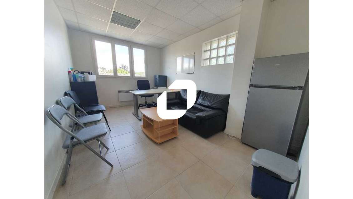 A louer bureaux 30m² au 1er étage za Montfermeil