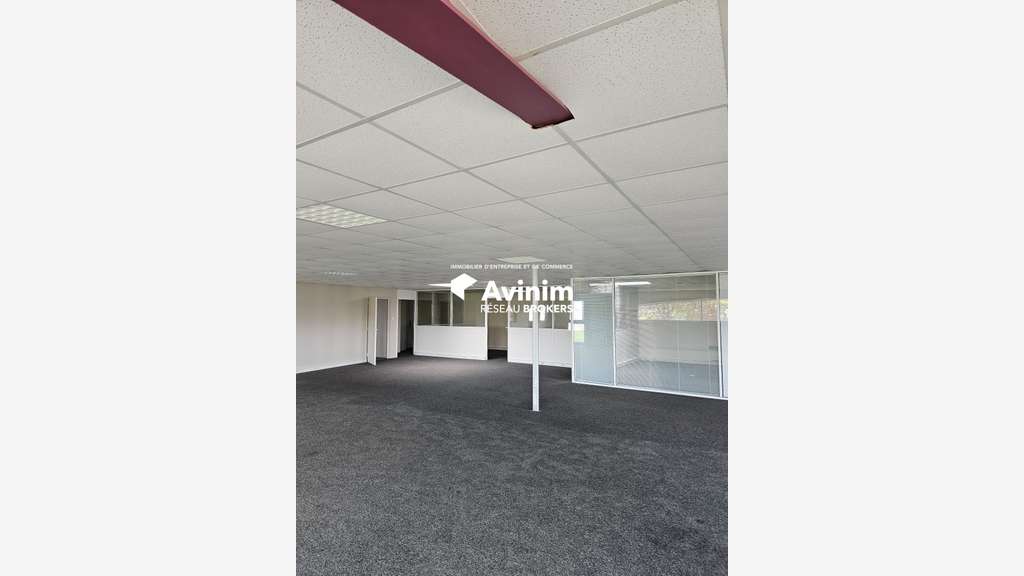 Location bureaux 242m² à louer à Montgermont