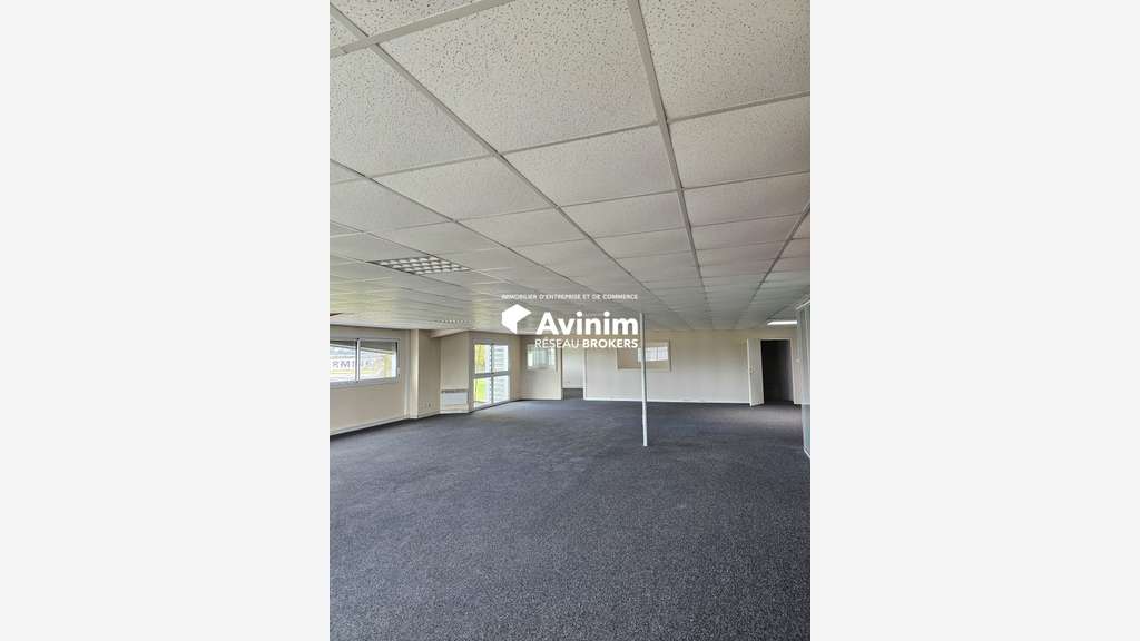Location bureaux 242m² à louer à Montgermont
