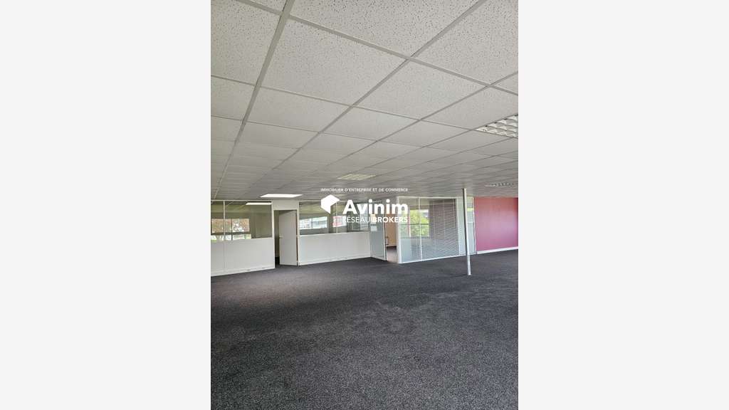 Location bureaux 242m² à louer à Montgermont