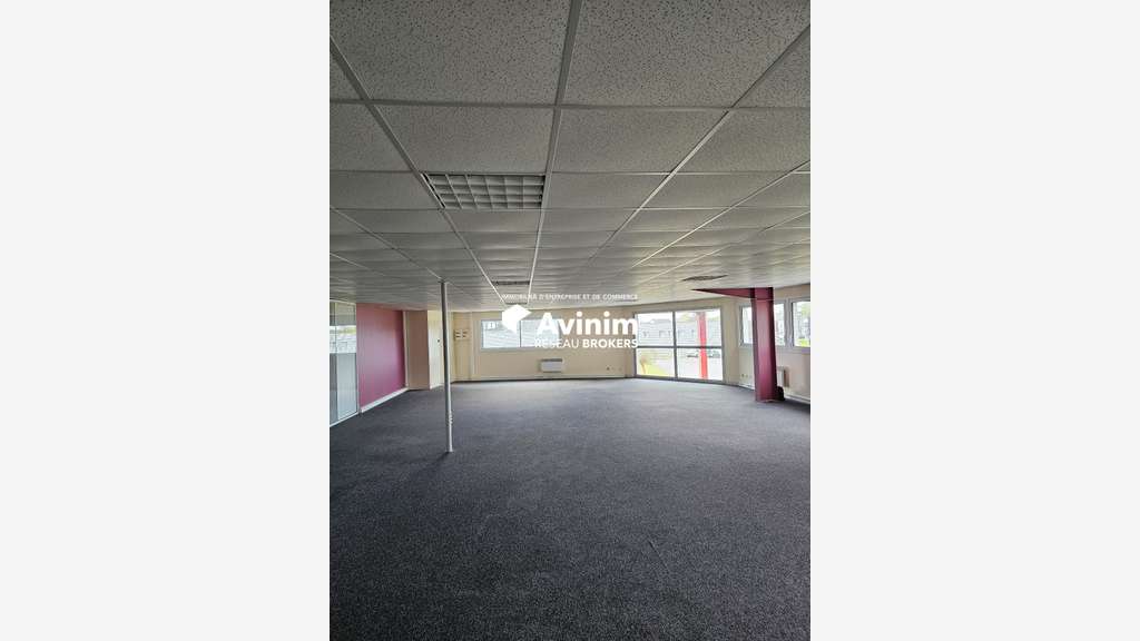 Location bureaux 242m² à louer à Montgermont