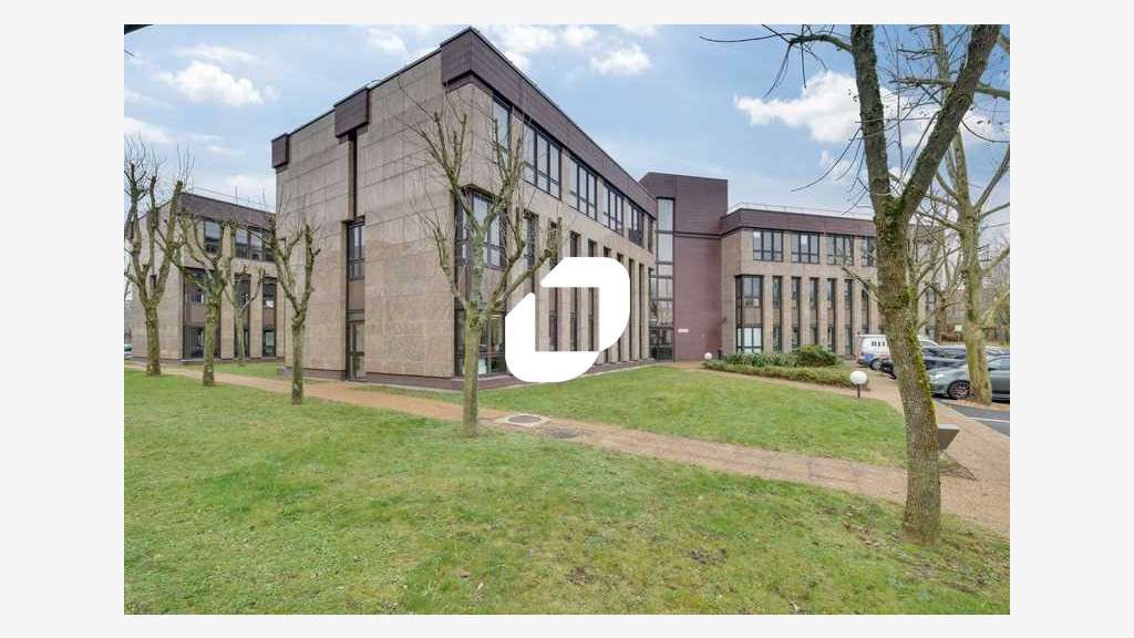 A louer Bureaux 835m² Montigny le bretonneux