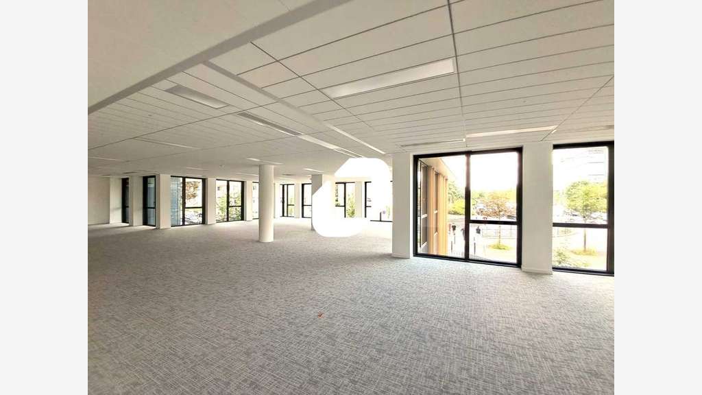 A louer Bureaux 1405m² Montigny le bretonneux