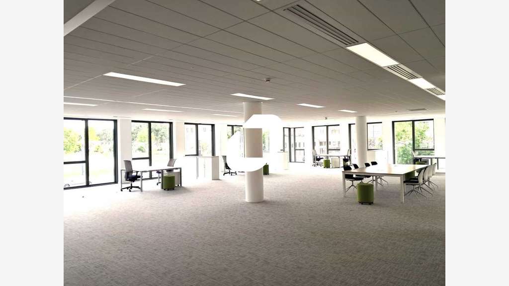 A louer Bureaux 1125m² Montigny le bretonneux