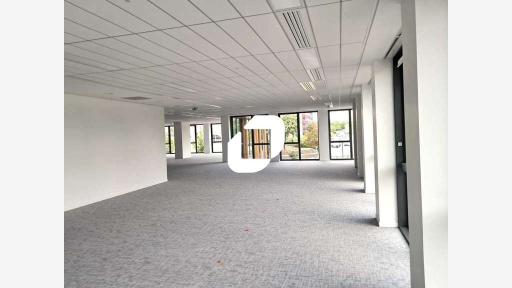 A louer Bureaux 1125m² Montigny le bretonneux