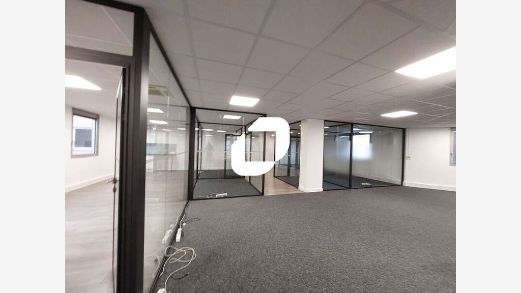 A louer Bureaux 371m² Montigny le bretonneux