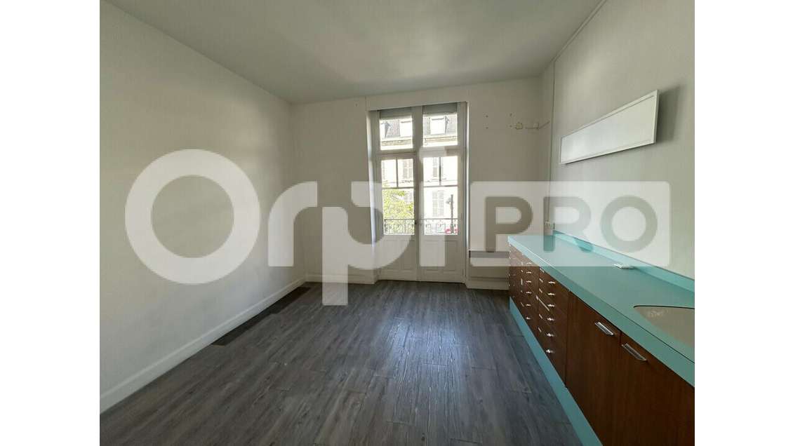 Bureaux 150m² R+1 à louer centre-ville Montluçon