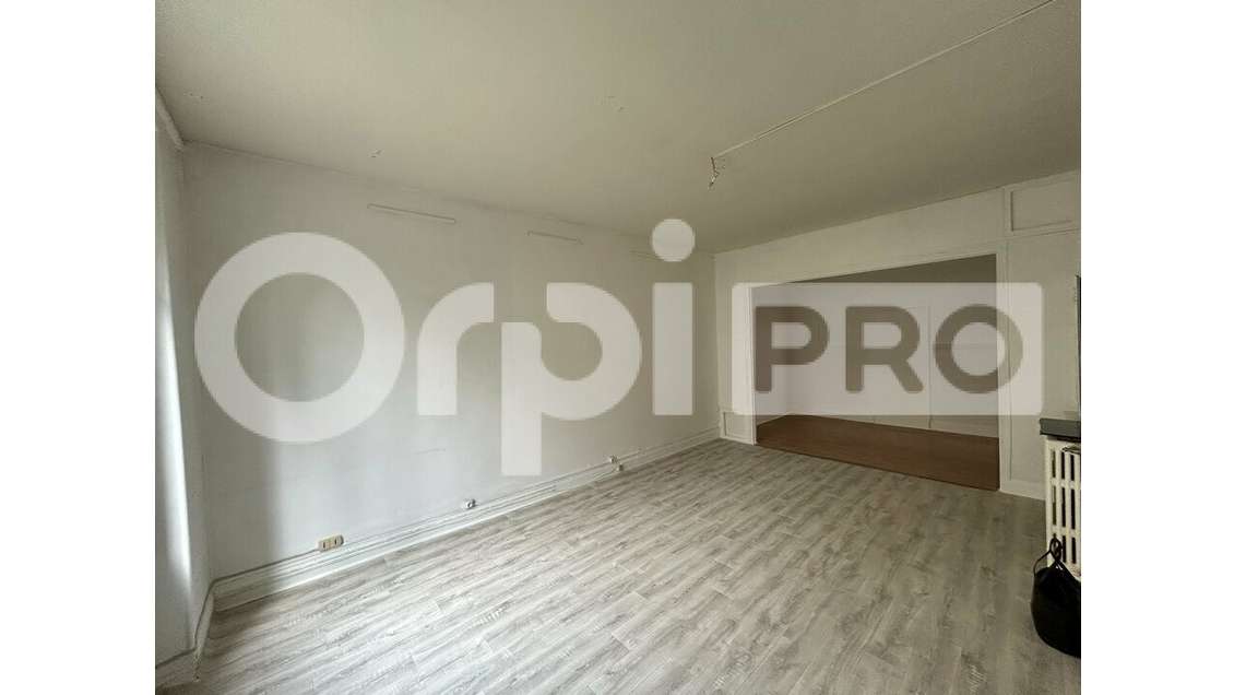 Bureau lumineux 96m² à louer à Montluçon centre