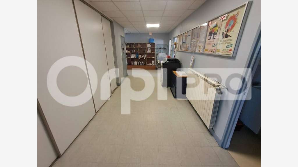 Location bureaux de 287m² + parkings à Montluçon