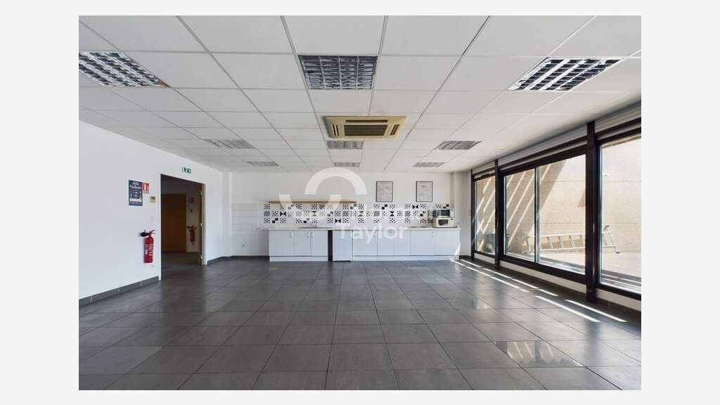 A louer bureaux cloisonnés 457m² R+1 à Montpellier
