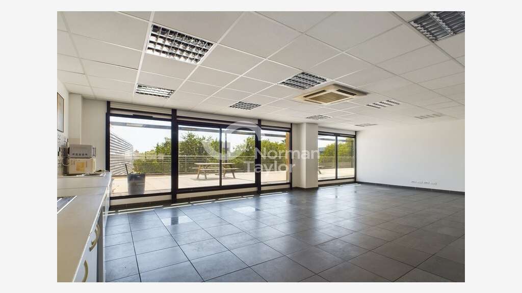 A louer bureaux cloisonnés 457m² R+1 à Montpellier