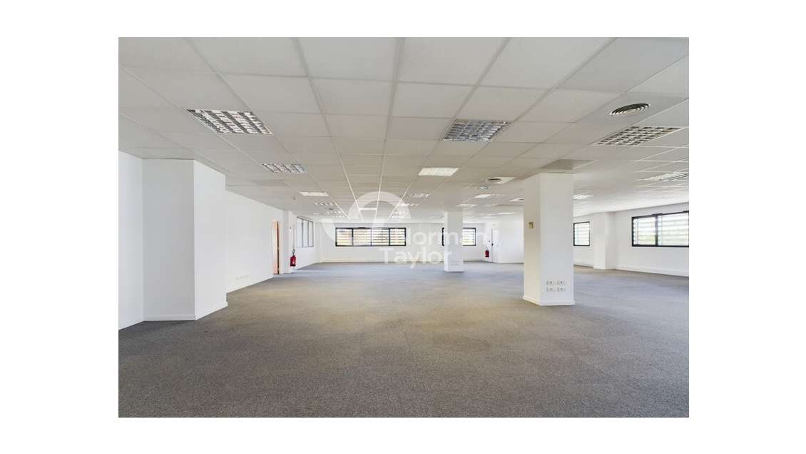 A louer bureaux cloisonnés 457m² R+1 à Montpellier