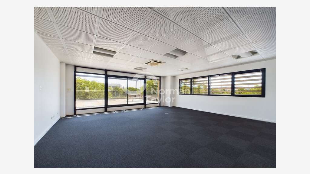 A louer bureaux cloisonnés 457m² R+1 à Montpellier