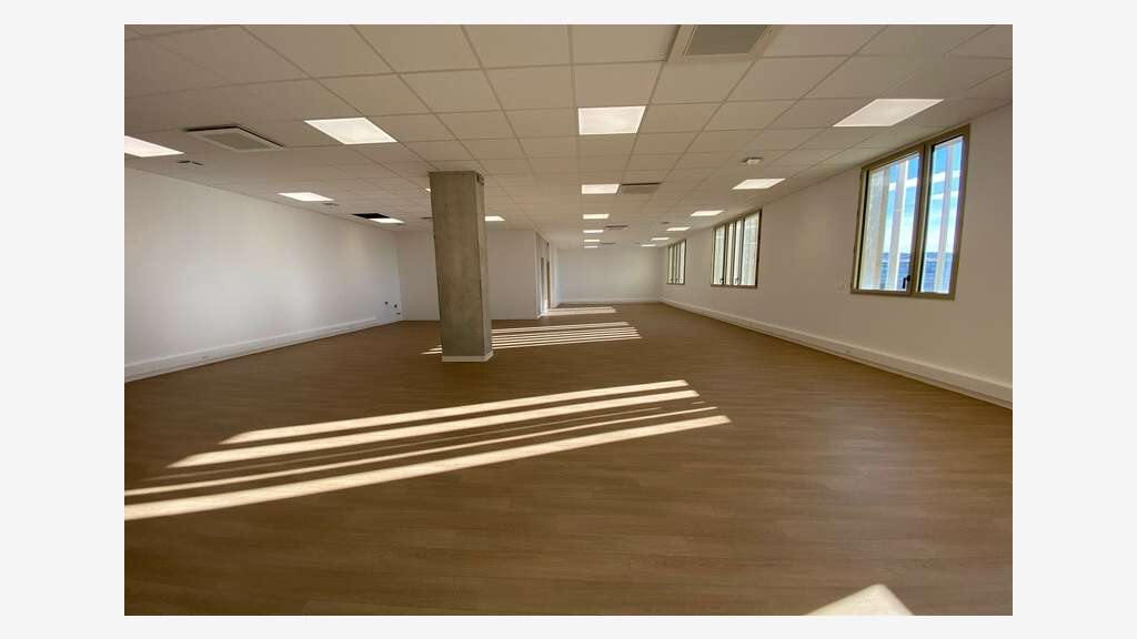 Bureaux 180m² R+1 à louer ZAC Cambacérès