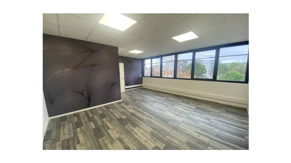 A louer bureaux 80m² Celleneuve accès tramway