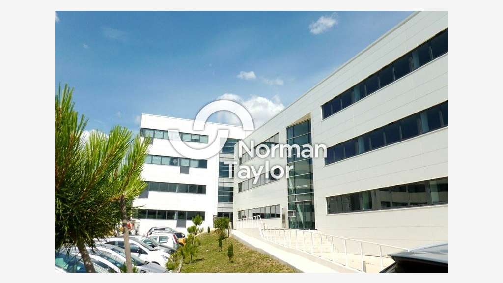 Bureaux 1960m² à louer à Montpellier Millénaire