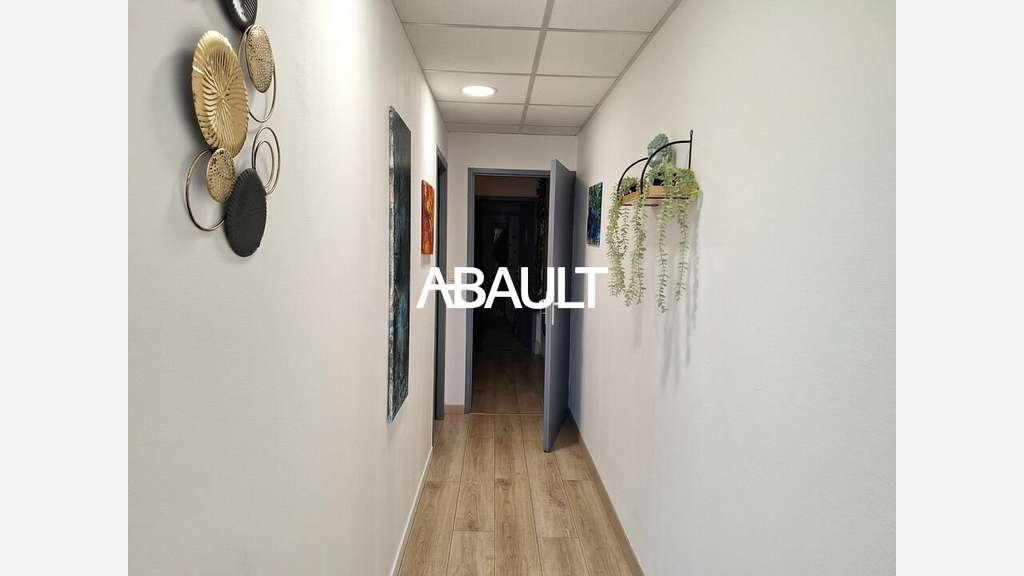 Bureau 167m² en étage à louer à Montrabé
