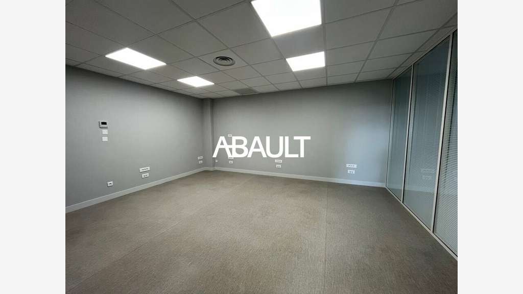 Bureau 167m² en étage à louer à Montrabé