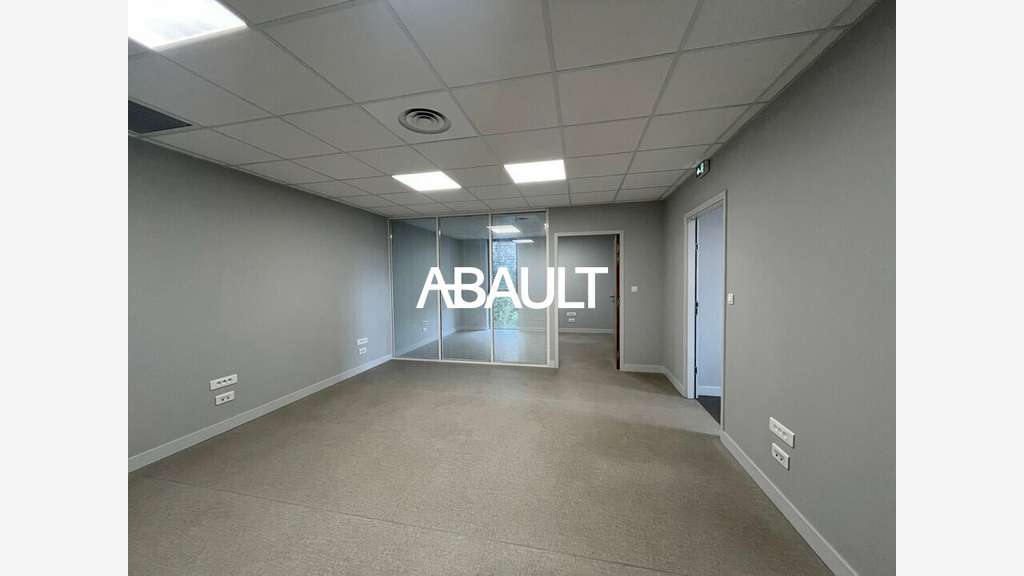 Bureau 167m² en étage à louer à Montrabé