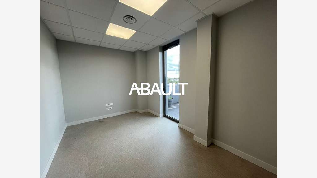 Bureau 167m² en étage à louer à Montrabé