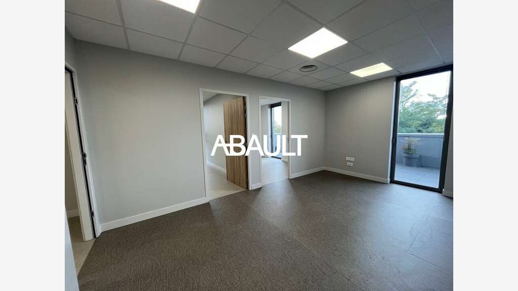 Bureau 167m² en étage à louer à Montrabé