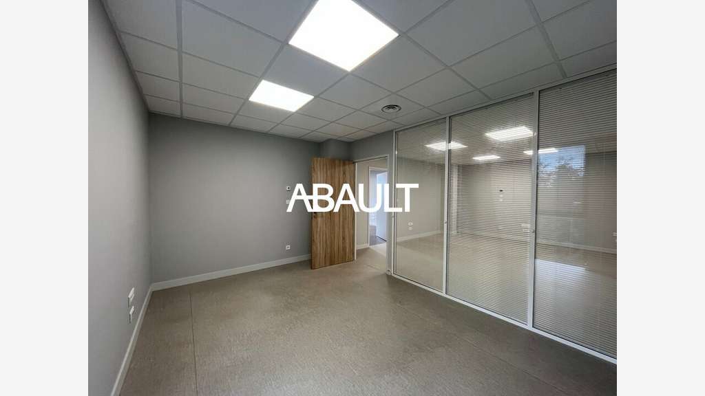 Bureau 167m² en étage à louer à Montrabé