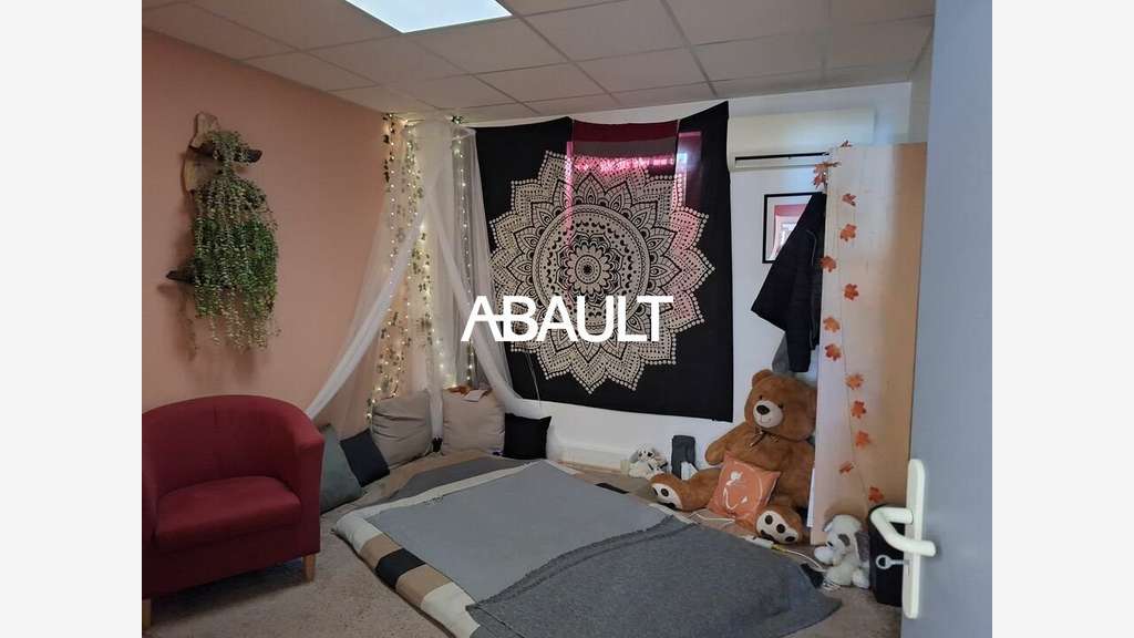 Bureau 167m² en étage à louer à Montrabé