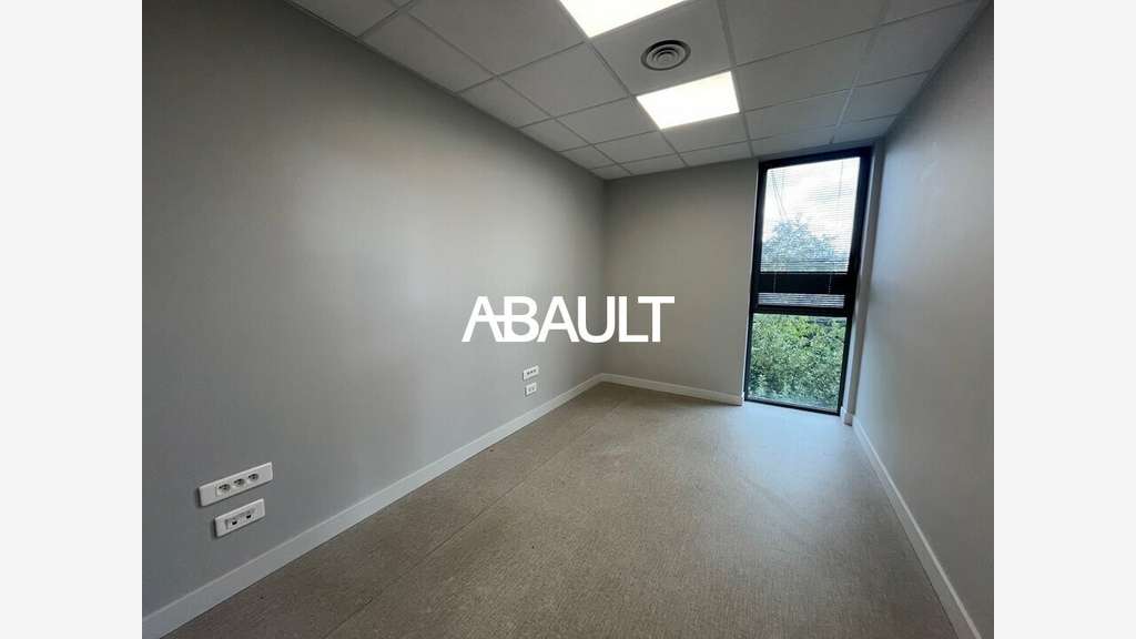 Bureau 167m² en étage à louer à Montrabé
