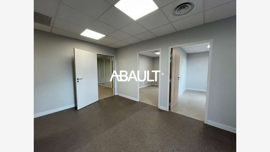 Bureau 167m² en étage à louer à Montrabé