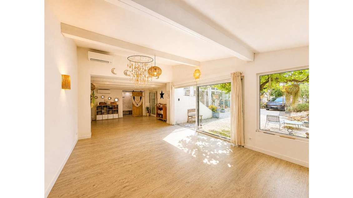 Loue bureaux 87m² en RDJ Cour privative à Mougins