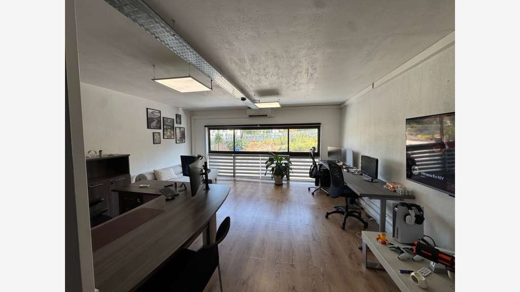 Très beau bureau lumineux 62m² à louer à Mougins 