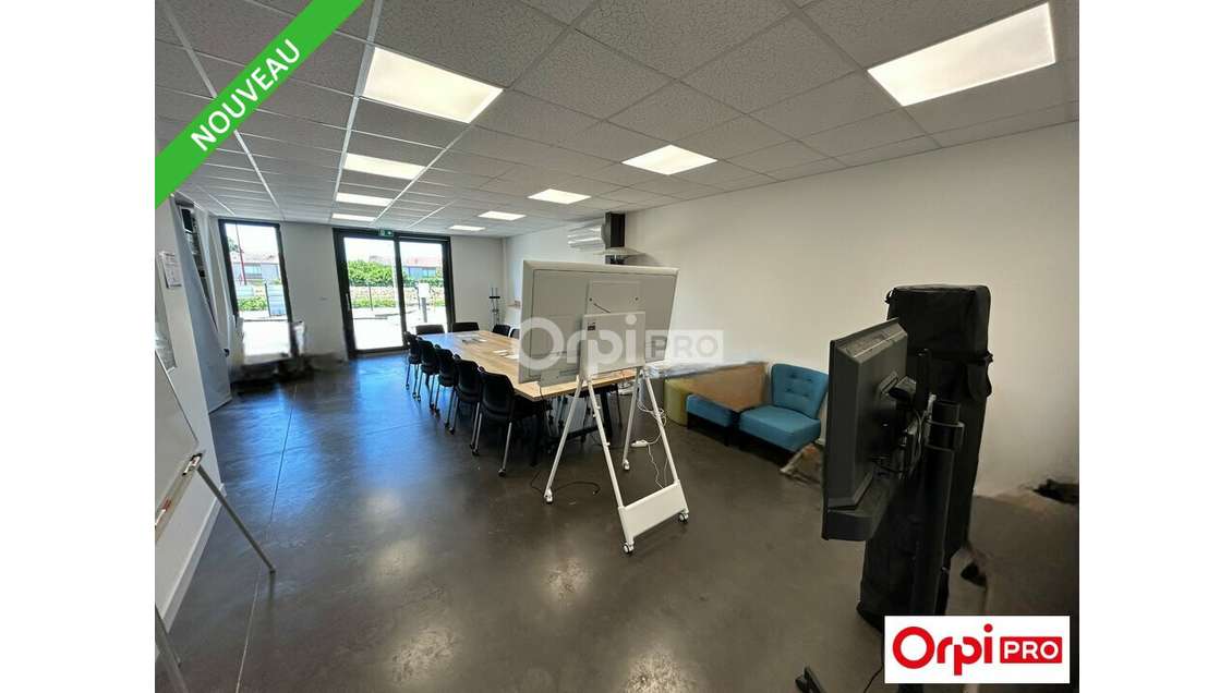 A louer bureaux de 219m² à Mours-Saint-Eusèbe