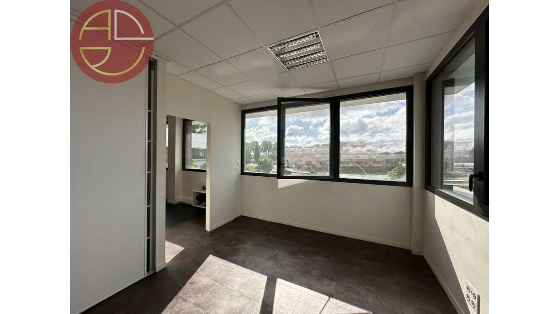 A louer bureaux 122m² R+1 bon standing à Muret