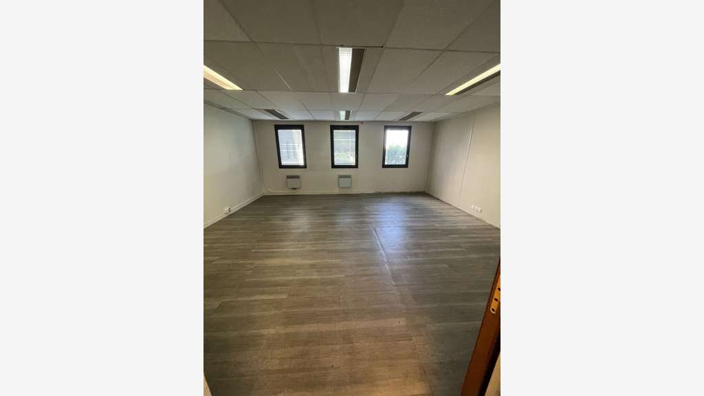 Bureau à louer en rez-de-chaussée