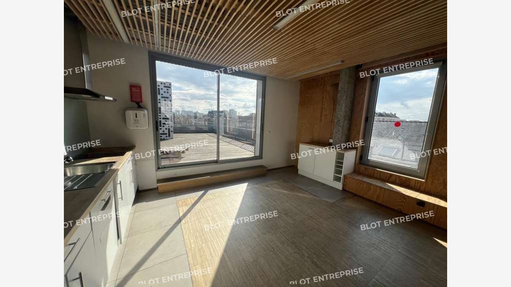 A louer bureaux lumineux 301m² à Nantes République