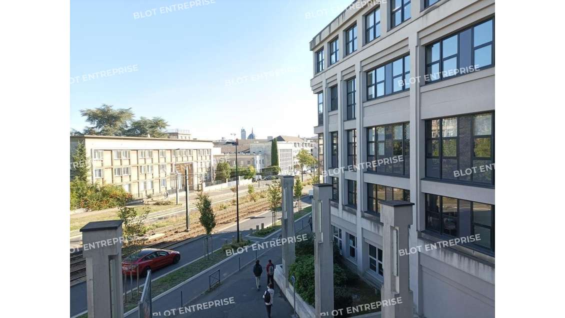 A louer bureaux immeuble Les Salorges 243m² Nantes