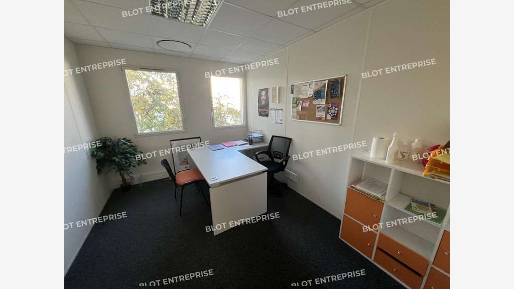 Loue bureaux de 239m² à Nantes prox périphérique
