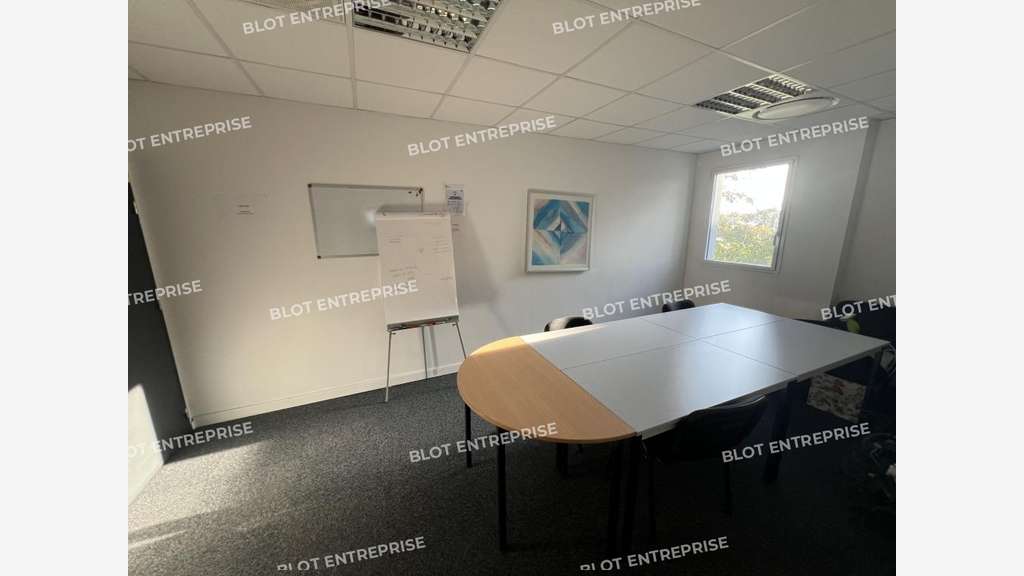 Loue bureaux de 239m² à Nantes prox périphérique