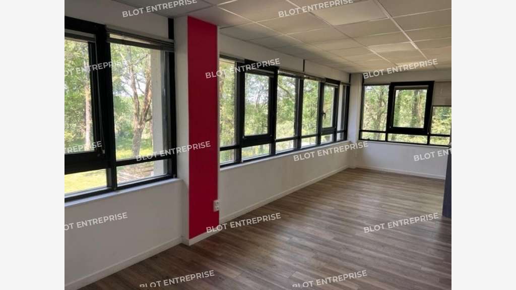 A louer bureau 962m² R+1 à Nantes Est