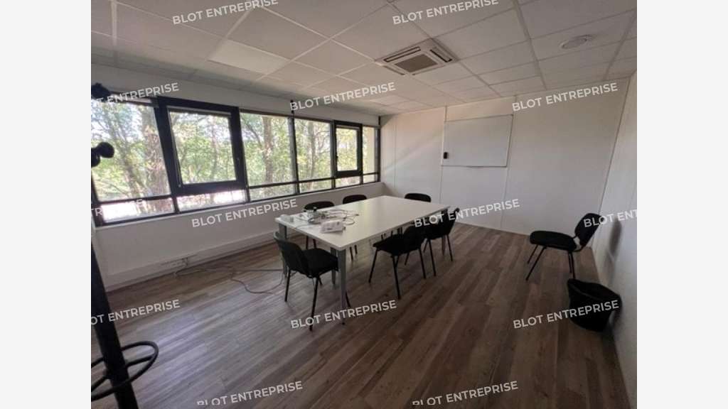 A louer bureau 962m² R+1 à Nantes Est