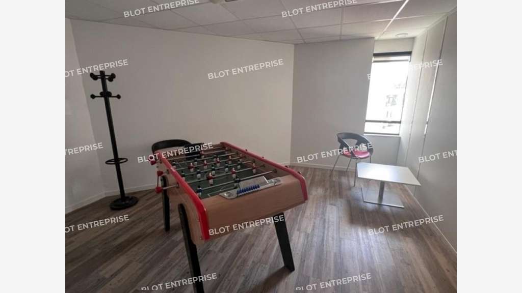 A louer bureau 962m² R+1 à Nantes Est