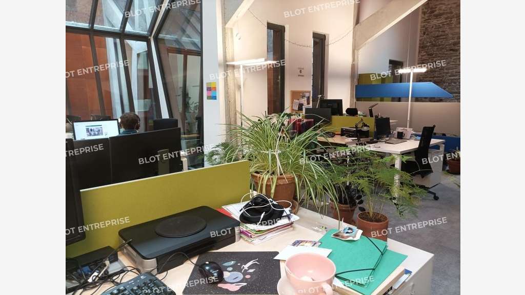 A louer bureaux 275m² avec parking à Nantes