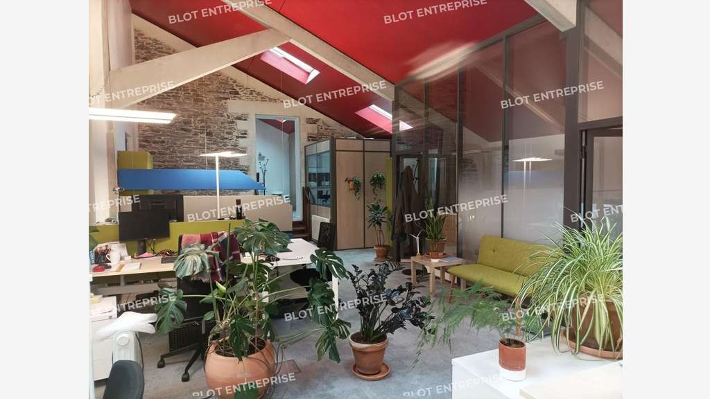 A louer bureaux 275m² avec parking à Nantes