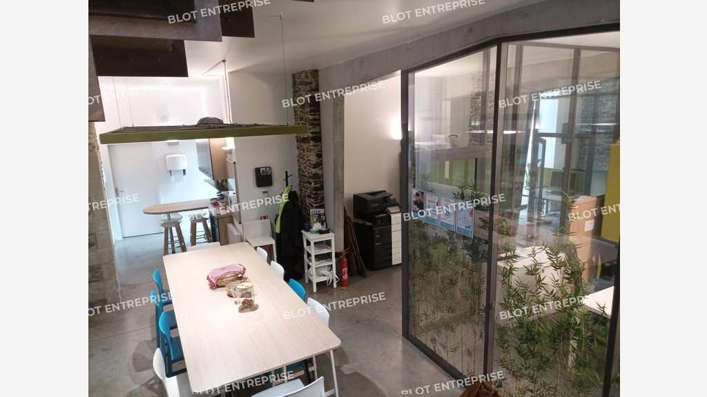 A louer bureaux 275m² avec parking à Nantes