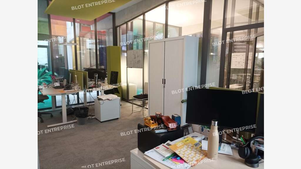 A louer bureaux 275m² avec parking à Nantes