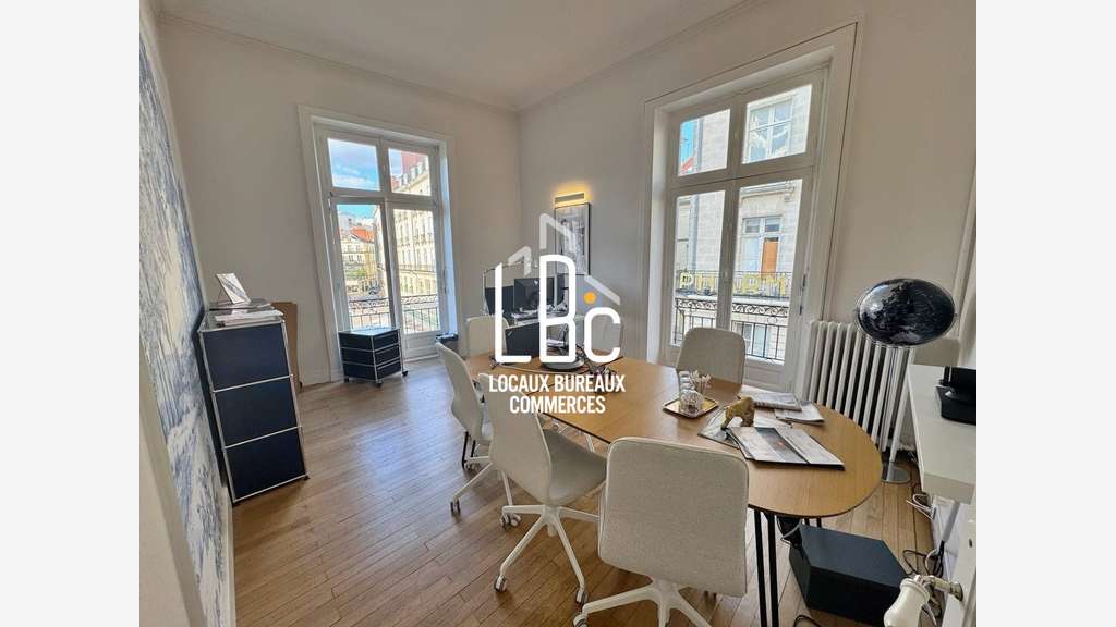 Bureau de 90m² à louer à Nantes place Royale